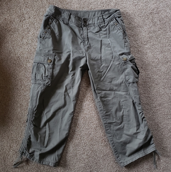 LIKE NEW VINTAGE ARMY GREEN CARGO CAPRIS WITH DRAWSTRING LEG - Picture 2 of 4